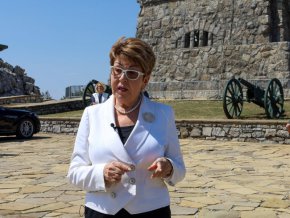 Митрофанова положи цветя на Паметника на Свободата