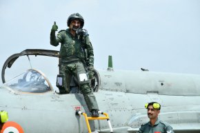 Индийският главнокомандващ на въздушните сили лети с МиГ-21 в прощални полети