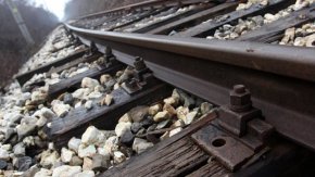 В критично състояние е 20-годишното момиче, скочило от влак в Клисура 