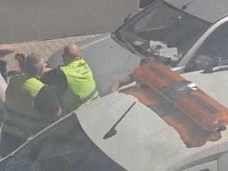Служител на ЦГМ удари двама мъже, единият върна удара