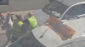 Служител на ЦГМ удари двама мъже, единият върна удара