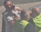 Смях: Чипиран човек плаща директно сметката с главата си на ПОС терминала. Колко дигитално!