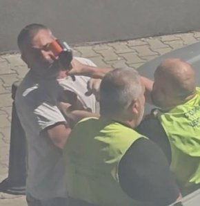 Смях: Чипиран човек плаща директно сметката с главата си на ПОС терминала. Колко дигитално!