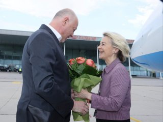 Премиерът Росен Желязков лично посрещна Урсула фон дер Лайен