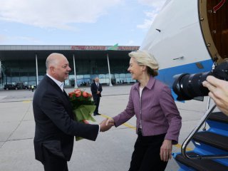 Няма разследване, смущенията не се водят нито хибридни, нито киберзаплахи: Желязков за самолета с Урсула