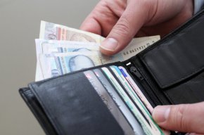Средната заплата е 2572 лева, за София - 3 489 