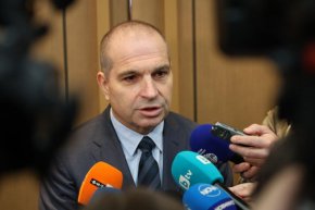 Полицаи и допълнителни камери пред пощите заради обмяната на евро: Караджов
