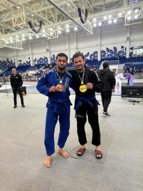  BJJ е лек vs депресия: Борещият се усмихнат азиатски шампион Ф. Боймуродов