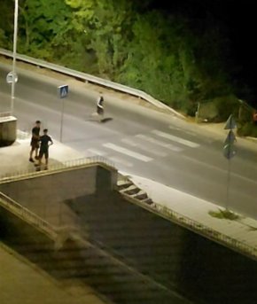 Деца в черно атакуват автобуси с камъни