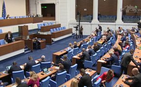 
На живо: НС обсъжда петия вот на недоверие към кабинета Желязков 