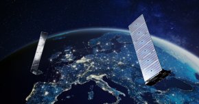 
Русия скоро ще пусне спътникова интернет мрежа, аналогична на Starlink, системата, управлявана от SpaceX на Илон Мъск, според ръководителя на руската космическа агенция „Роскосмос“ Дмитрий Баканов.

Starlink осигурява високоскоростен интернет от ниска околоземна орбита и играе ключова роля за украинските сили в конфликта с Русия, като им позволява да координират операции, провеждат разузнаване и управляват дронове по цялата фронтова линия.

В сряда, в ефира на Solovyov LIVE, Баканов заяви, че първите изстрелвания на руските интернет спътници са планирани за декември 2025 г., като мрежата ще бъде наравно със Starlink.

„Няколко тестови апарата вече са проверени на орбита, а производствените са съответно модифицирани,“ каза той, добавяйки: „Също така се движим с бързи темпове в тази посока.“ Той отбеляза, че съзвездието ще бъде напълно разположено в рамките на две години.

Ръководителят на Роскосмос по-рано заяви, че разработването на национална спътникова интернет система ще позволи на руските сили да контролират дронове с по-голяма точност.

SpaceX управлява най-голямата спътникова мрежа в света с над 7 000 спътника Starlink на орбита. Услугата започна да се внедрява през 2020 г. и, според компанията, е достигнала над 6 милиона потребители в повече от 140 държави и територии. Тя не е официално достъпна в Русия.

Украйна е получила над 50 000 терминала Starlink от 2022 г., според властите в Киев. Мъск е признал, че системата се използва на фронтовата линия след разрушаването на други комуникации.

През юли Reuters съобщи, че Мъск е наредил спирането на покритието на Starlink по време на украинската контраофанзива през септември 2022 г., като прекъсва услугата в райони, включително Херсонска област и части от Донецката народна република.