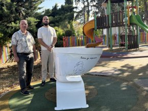  Баща и син от Царево дариха на Общината и кърмещите майките уникална пейка за кърмачки