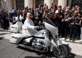 BMW подари специален R 18 Transcontinental на папа Лъв XIV