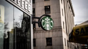 Starbucks затваря стотици кафенета от веригата 