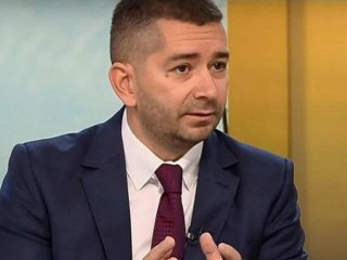 Радев има потенциал за първа политическа сила с партньори Величие, Меч и Възраждане: Лаф на деня