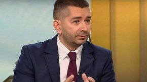 Радев има потенциал за първа политическа сила с партньори Величие, Меч и Възраждане: Лаф на деня