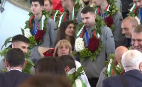 Волейболните лъвове кацнаха на летището в София 