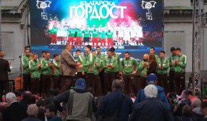 Видео: Хиляди хора посрещнаха волейболните национали на площад Александър Невски
