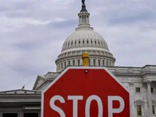   Американското правителство спря работа