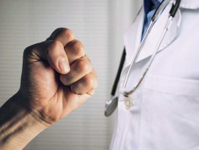 41%: Лекарите „сами са си виновни“ за агресията към тях