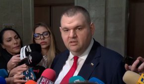 Крадците нямат право да говорят за митници, за приходи или за бюджет: Пеевски