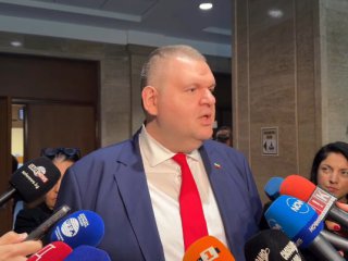 Защо личната секретарка на Хр. Иванов - Надежда Йорданова гласува със Северна Македония срещу България: Пеевски