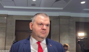 Радев истерясва защо се сменят шефовете на службите: Пеевски