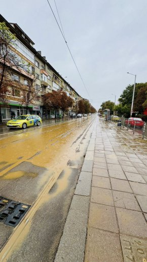   Жълти реки потекоха по улици в центъра на София
