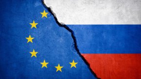 ЕК не коментира версията за забавяне на новите санкции заради спорове около Raiffeis