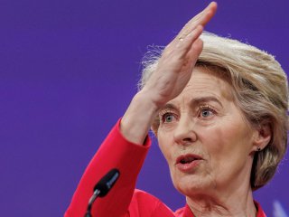 Лайен оцеля: Европарламентът отхвърли двата вота на недоверие срещу председателя на ЕК