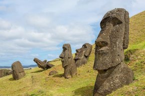 Разкриха как гигантските каменни глави на Великденския остров са „вървели“ сами преди 900 години