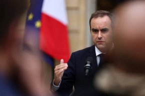 Френското президентство представи новия кабинет на преназначения Себастиен Лекорню на фона на засилващ се бюджетен натиск