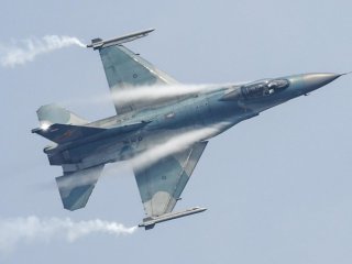 Пристигат още два F-16 в България 