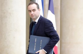 Френското правителство оцеля след двата вота на недоверие 