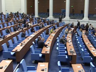   Пропуск за НС е отнет заради уволнение от Евроком, не за въпроси на журналистката: Фактите