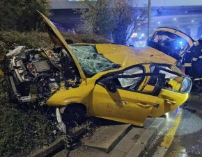 Кола падна от мост на Цариградско шосе