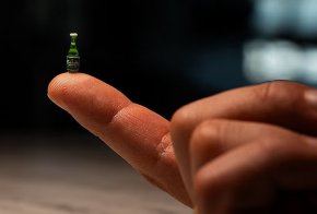 Създадоха най-малка бутилка бира в света: колкото зърно ориз, със само една капка