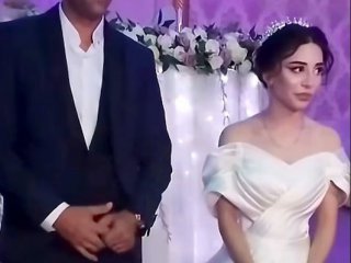  Булка се самоуби след критики, че роклята ѝ била „твърде разголена“