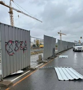  Предпазни огради от изкопа за метрото се откъснаха и се врязаха в движеща се кола