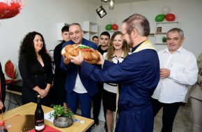   С раздаване на храна стартира партията на Лечева за президента