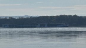 Круизен кораб с над 200 души заседна в Дунав