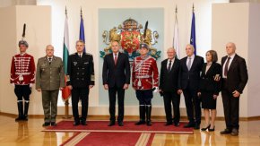 Радев удостои с Почетния знак на президента изявени български творци 