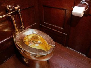 Златна тоалетна за 10 милиона долара ще бъде пусната на търг в САЩ