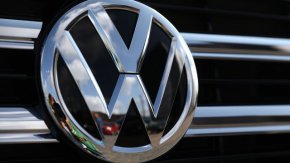 VW избегна спиране на производството, но опасността остава
