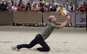 Принц Уилиам стана волейболист на Копакабана (ВИДЕО)