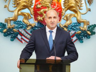 Радев наложи вето върху закона за сделките с активи на Лукойл заради "неконституционна зависимост" на МС от ДАНС