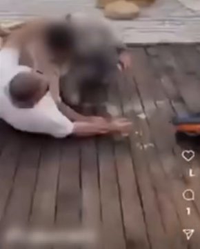 Слави Бинев се въргаля пиян по плажа (Видео)