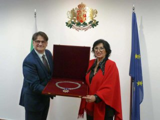 Златен век - огърлие за Йорданка  Христова от министъра на културата: ФОТО НА ДЕНЯ