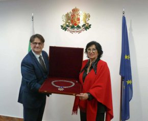 Златен век - огърлие за Йорданка  Христова от министъра на културата: ФОТО НА ДЕНЯ