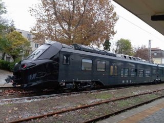   Черен влак се композира от Бургас за София: Първият ни нов от 20 г. 